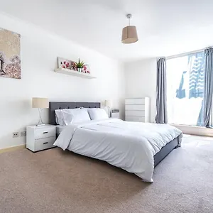 Luxury In Canary Wharf Apartment London